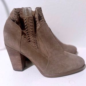 Vince camuto boots tan size 6. Never been used.Just been sitting in the closet.